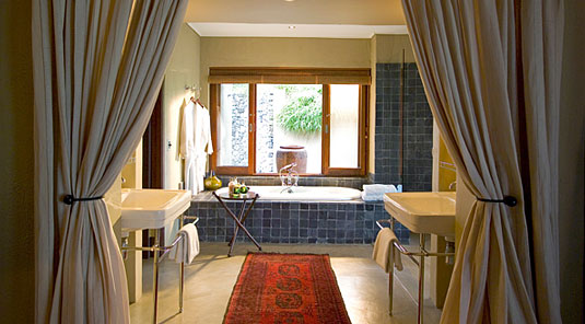 Suite's luxury bathroom at Dulini River Lodge located in the Big 5 Sabi Sand Private Game Reserve